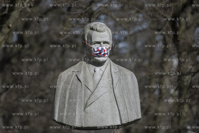 Pięciu gdańskim pomnikom zostały w środową noc...