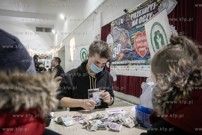 Liczenie pieniędzy w sztabie orkiestrowym w Zespóle...