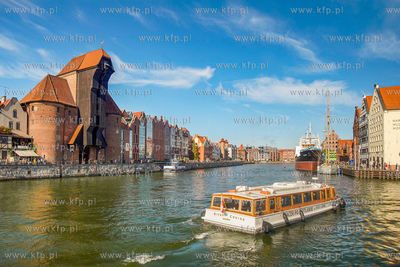 Statek wycieczkowy na Motławie między Żurawiem a...