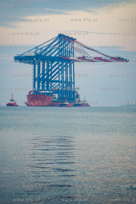 Statek Zhen Hua 36 z czterema potężnymi suwnicami...