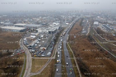 Przygotowania do zmiany organizacji ruch na estakadzie...