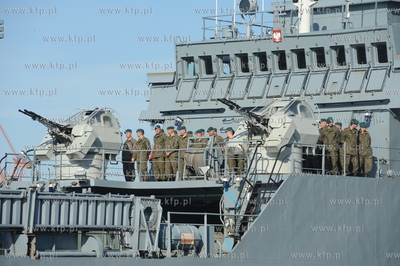 Port wojenny Gdynia Oksywie. 32 zolnierzy i 13 pojazdow...