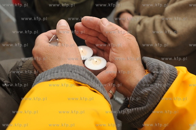 Zaloba narodowa po katastrofie prezydenckiego samolotu...