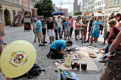 Gdansk. Dlugi Targ pelen turystow. Malarz wykonujacy...