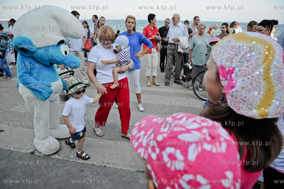 Gdynia. Bulwar nadmorski. Akcja promocyjna filmu Smerfy,...