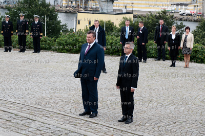 Gdansk. Westerplatte. Zlozenie kwiatow pod Pomnikiem...