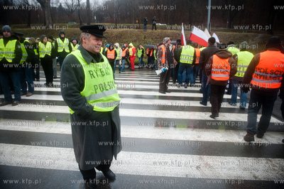 Gdansk. Trakt Sw. Wojciecha. Rybacy blokujac przejscie...