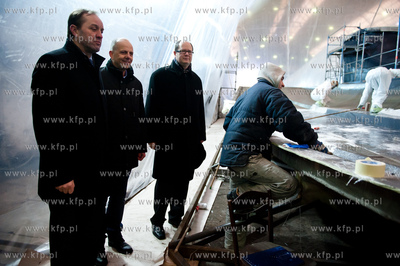 Stocznia Gdanska. Tydzien po pozarze hali produkcyjnej...