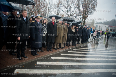 Gdynia. Zlozenie kwiatow na plycie Pomniku Marynarza...