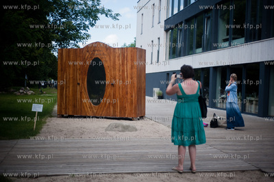 Sopot. Zatoka Sztuki. Odnowiona drewniana szafa projektu...