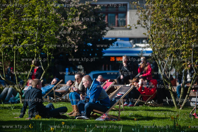 Gdynia. Skwer Stefana Zeromskiego. Majowka z InfoBoxem....