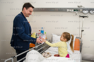 Gdansk. Jacek Kawalec odwiedzil dzieci w Klinice Pediatrii,...