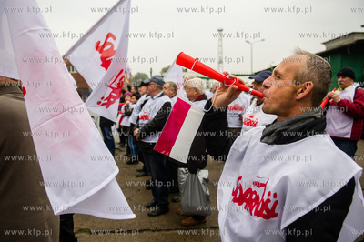 Gdynia. Pikieta zwiazkowcow NSZZ Solidarnosc przed...