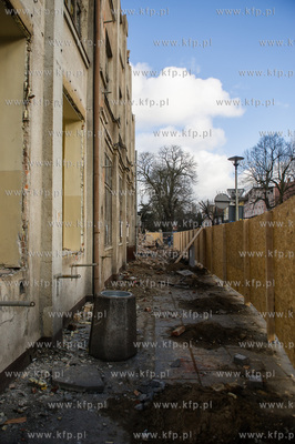 Gdansk. Rozbiorka budynku dawnej przychodni przy ulicy...