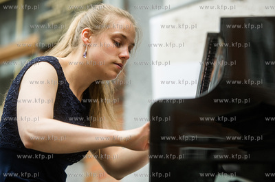 Gdansk. Ulica Mariacka. Muzyka Chopina na przedprozach...