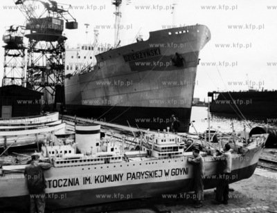 Ogromny model, wierna kopia statku ms Feliks Dzierzynski...