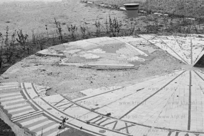 Zdewastowany zegar słoneczny na placu  w Gdańsku...