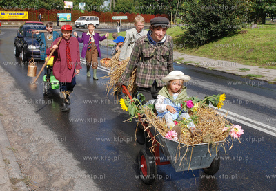 Kosakowo. Dozynki gminne. Nz. Uczestnicy dozynkowego...