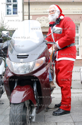 Blisko 500 motocyklistow mikolajów przyjechalo z Gdyni...