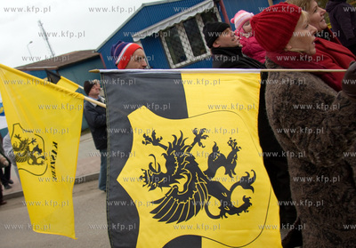 Bytow. Dzien Jednosci Kaszubow. Nz flaga z herbem Kaszub....