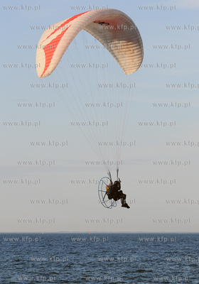 Gdynia. Paralotniarz - fotoreporter latajacy na nad...