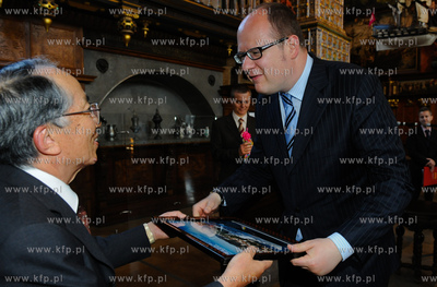 Gdansk Dwor Artusa. Grupa Japonczykow zrzeszonych w...