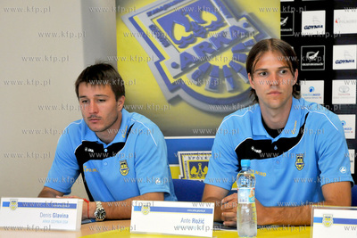 Trener Arki Gdynia Dariusz Pasieka przedstawil na konferencji...