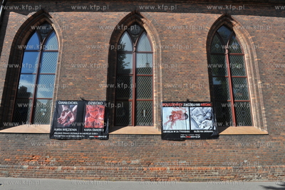 Gdansk Orunia. Antyaborcyjna wystawa na scianach kosciola...