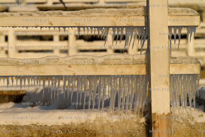 Zima w Gdansku Brzeznie. Nz. sople na molo
21.12.2010
fot....