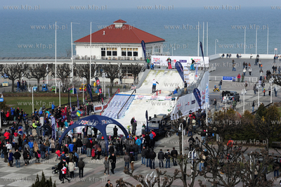 Sopot. Plac Zdrojowy przy molo. Zamkniecie zimowej...