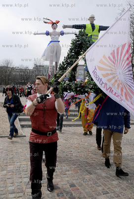 Zawieszenie wiechy na Teatrze Muzycznym w Gdyni. Nz....