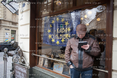 Lwow, Ukraina NZ Kawiarnia z flaga UE.Demonstracje...