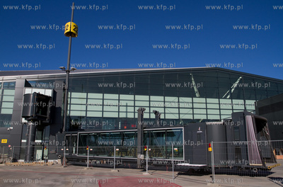 Instalacja rekawow przy terminalu pasazerskim T2 na...