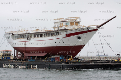 Transport kadluba do portu wewnetrzego w Gdansku szkolnego...