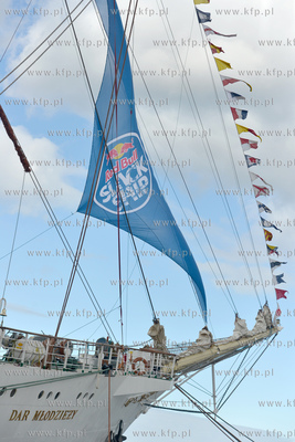 25 metrow nad pokladem Daru Mlodziezy zacumowanym przy...