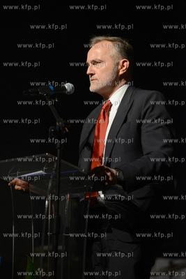 Uroczysta sesja Rady Miasta Gdyni. Na zdjeciu przemawia...