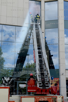 Gdynia. Straż pożarna usuwa pękniętą szybę w...