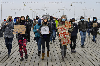 Sopot. Molo. Protest Kobiet po wydanym orzeczeniu Trybunalu...