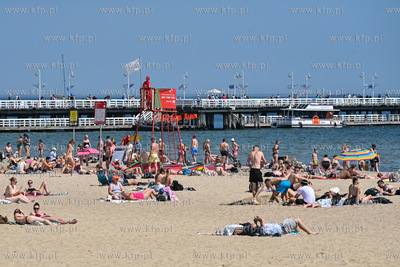 Sopot. Plaża. Upalny weekend spowodował liczne przybycie...