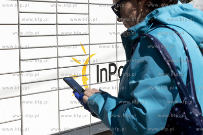 Odbiór paczek z paczkomatu za pomocą aplikacji mobilnej...
