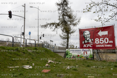 Reklama restauracji KFC ustawiona na placu przy ulicy...