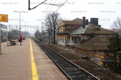 Zdewastowany budynek stojący obok przystanku SKM Politechnika...
