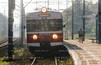 Pociag elektryczny wjezdza na stacje kolejowa Gdansk...