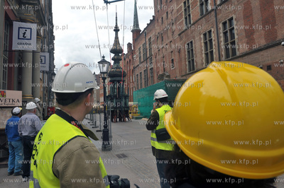 Po zdemontowaniu szczytowej czesci helmu wiezy Ratusza...