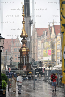 Gwaltowana burza, ktora przeszla nad Gdanskiem uniemozliwila...