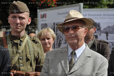 Otwarcie wystawy plenerowej "Powrot Majora" na Dlugim...
