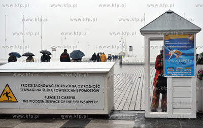 Deszczowy listopadowy dzien na molo w Sopocie. 2.11.2013...