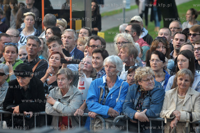 Publicznosc oczekujaca na zaproszonych gosci przed...