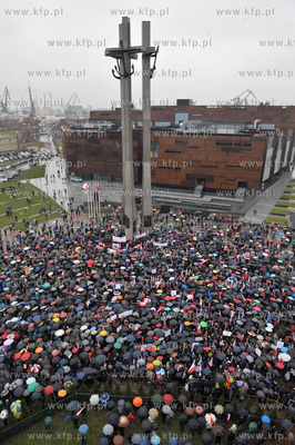 Manifestacja w obronie demokracji zorganizowana na...
