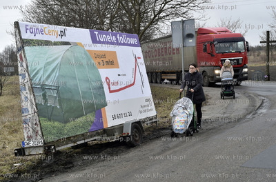 Gdańsk-Kokoszki. Mobil reklamowy, tuż przy krawędzi...